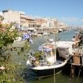 un bateau amarré
