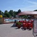 Terrasse bar avec vue sur piscine