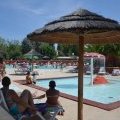la piscine sous le soleil du midi