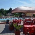 Terrasse bar avec vue sur piscine