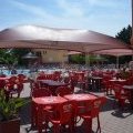 Terrasse bar avec vue sur piscine