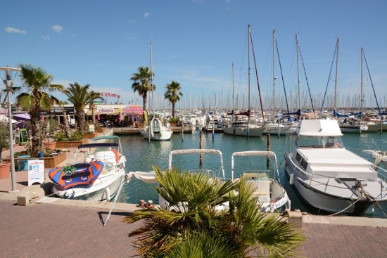 Le port et ses voiliers amarré